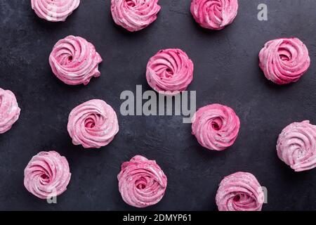 Guimauve rose maison sur fond de pierre noire vue du dessus Banque D'Images