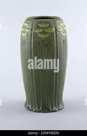 Vase, Grueby Faience Company, Revere, Massachusetts, 1895–1908, Ruth Erickson, faïence, corps en argile de couleur Buff, jeté. Ovoïde allongé avec base formée libre légèrement évasée, incurvant le bord hors de l'épaule. Modélisé en faible relief avec des feuilles pointues atténuées, et autour de l'épaule six groupe de quatre pâquerettes chacun. Pâquerettes en jaune et ocre; corps vert foncé avec voile argenté. Rebord du pied avec vernis mat vert ; reste de glaçage blanc opaque du fond. Intérieur en très glaçure ocre, 1899–1909, céramique, Arts décoratifs, vase Banque D'Images