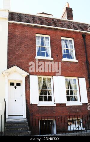 Charles Dickens (1812-1870) maison mitoyenne lieu de naissance au numéro 1 mile End Terrace Portsmouth, Hampshire Angleterre Royaume-Uni qui est maintenant un musée et un popula Banque D'Images