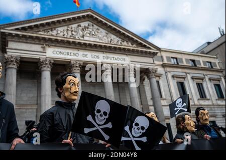 Madrid, Espagne. 17 décembre 2020. Les manifestants portant un masque facial de Dali et portant des drapeaux avec des crânes lors d'une manifestation contre l'euthanasie devant le Parlement espagnol, car on s'attend à ce qu'une loi réglementant l'euthanasie soit approuvée aujourd'hui. La manifestation a été soutenue par l'Association catholique des avocats et le parti d'extrême-droite VOX. Credit: Marcos del Mazo/Alay Live News Banque D'Images