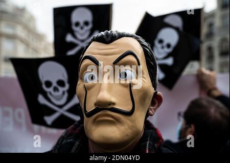 Madrid, Espagne. 17 décembre 2020. Un manifestant portant un masque facial de Dali lors d'une manifestation contre l'euthanasie devant le Parlement espagnol, car on s'attend à ce qu'une loi réglementant l'euthanasie soit approuvée aujourd'hui. La manifestation a été soutenue par l'Association catholique des avocats et le parti d'extrême-droite VOX. Credit: Marcos del Mazo/Alay Live News Banque D'Images