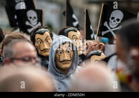 Madrid, Espagne. 17 décembre 2020. Les manifestants portant un masque facial de Dali et portant des drapeaux avec des crânes lors d'une manifestation contre l'euthanasie devant le Parlement espagnol, car on s'attend à ce qu'une loi réglementant l'euthanasie soit approuvée aujourd'hui. La manifestation a été soutenue par l'Association catholique des avocats et le parti d'extrême-droite VOX. Credit: Marcos del Mazo/Alay Live News Banque D'Images