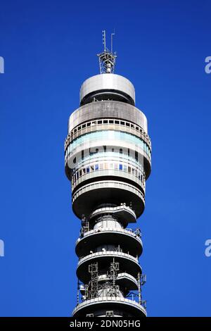 BT Tower à Londres construit en 1965 à l'origine le Post Tour de bureau, mais également connue sous le nom de British Telecom Tower qui est une destination de voyage populaire à Banque D'Images