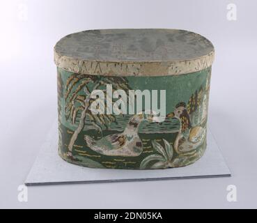 Bandbox, papier imprimé en bloc, support de table de montage, côté décoré de canards sur l'eau, avec arbres et bâtiments sur la rive. Top décoré avec maison et moulin, imprimé sur terrain vert., Etats-Unis, ca. 1830, revêtements muraux, Bandbox Banque D'Images