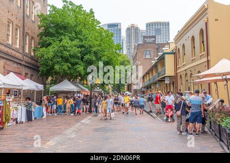 SYDNEY, AUSTRALIE, le 29 DÉCEMBRE 2019 : les gens se promenent dans le marché de rue dans les rochers de Sydney, en Australie Banque D'Images