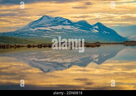 Vue sur le Mont Akka, reflet dans l'eau, dans la belle lumière du soir en été, Stora sjöfallet nationalpark, Laponie suédoise, Suède Banque D'Images