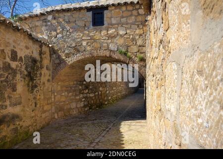 Allée dans la zone de la cathédrale de Santa Maria. Baeza, Andalousie, Espagne Banque D'Images