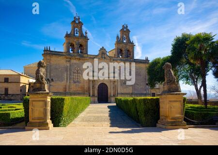 Vue sur la façade de la basilique et de la Collégiale royale de Santa Maria depuis le centre de la place Vazquez de Molina. Vue sur l'autel principal Banque D'Images