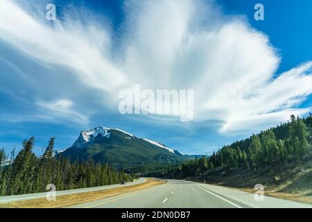 Conduite sur l'autoroute 1 (autoroute transcanadienne) en automne, jour ensoleillé le matin. Pigeon Mountain avec ciel bleu et nuages blancs en arrière-plan. Banque D'Images