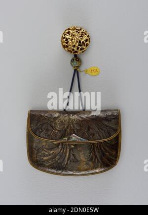 Kin-chaku (sac à main) avec netsuke et ojime sur corde, cuir (sac à main); ivoire et shibuichi (netsuke), émail sur cuivre, soie (corde), porte-monnaie de Cuir de Cordoue — cuir hollandais taillé dans un motif floral sur un champ de couleur grise, doré et peint. Bords et coutures reliés par un cuir brun clair. Rabat de fermeture avec ornement sur fermoir de Fujiyama, en émail de couleur sur cuivre. Netsuke d'ivoire ajouré, montrant la conception de fleurs de pivoine et de feuillage. Ojime, fleurs de différentes couleurs sur un champ vert. Cordon de soie bleue., Japon, pays-Bas (cuir), env. 1750, costumes et accessoires, Arts décoratifs Banque D'Images