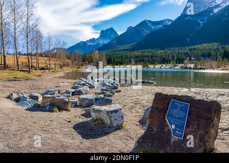 Parc de Quarry Lake bord de lac à la fin de la saison d'automne ensoleillé le matin. La neige a couvert les montagnes du mont Lawrence Grassi avec un ciel bleu en arrière-plan. Banque D'Images