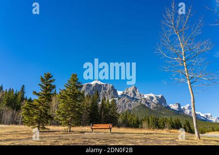 Parc de Quarry Lake, plage de montagne sereine et parc pour chiens à la fin de la saison d'automne, journée ensoleillée le matin. Mont Rundle enneigé avec ciel bleu Banque D'Images