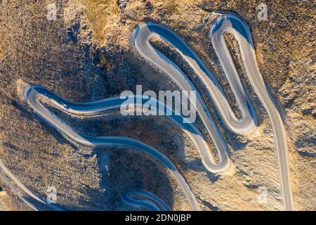 Vue aérienne de haut en bas de la route sinueuse entre les villes de Hora Skafion et Anopolis sur la côte sud de la Crète, Grèce Banque D'Images