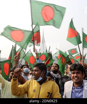 DHAKA, BANGLADESH – le 16 décembre 2020 : les gens se réunissent pour respecter le souvenir national des martyrs de la guerre d'indépendance du Bangladesh de 1971 Banque D'Images