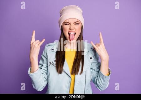 Photo de folle drôle jolie dame qui colle la langue hors de la bouche style de taquinerie bascule montrant des cornes mains porter un chapeau bleu décontracté veste moderne isolée Banque D'Images