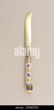 Couteau à manche en porcelaine, argent, or, porcelaine, émail vitreux, lame en forme de sabre dorée, traversin décoré de rouleaux en relief. Virole striée, ronde dans la section. Poignée en porcelaine blanche avec décoration multicolore de fleurs, d'oiseaux et de deux scènes : à l'avant, deux hommes qui donnent sur un port. À l'arrière une dame avec un ventilateur debout à l'extérieur à côté d'un rosier; paysage avec des arbres. Décoration dorée et en rouleau autour des scènes, le long des côtés et sur le dessus de la poignée., Dresde, Allemagne, 1830–1860, coutellerie, Arts décoratifs, couteau Banque D'Images