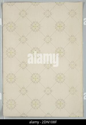Papier de plafond, Maxwell & Co., S.A., Chicago, Illinois, États-Unis, papier imprimé à la machine, mica liquide, deux motifs alternés à peu près circulaires composés de rouleaux foliaires avec un motif floral central, reliés à son motif adjacent par une ligne brisée ou pointillée. Forme une grille ou un treillis., Etats-Unis, 1905–1915, revêtements muraux, papier de plafond Banque D'Images