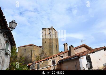 Église de la Estrella à Enciso, vue de l'intérieur de la ville. Banque D'Images