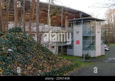 Cologne, Allemagne. 17 décembre 2020. Le stade de cyclisme 'Albert -Richter-Bahn' est un peu caché près du 'Rhein-Energie-Stadion'. L'agrandissement du stade de cyclisme de Cologne est financé par l'État du NRW et le gouvernement fédéral avec un total de 20 millions d'euros. Credit: Henning Kaiser/dpa/Alay Live News Banque D'Images