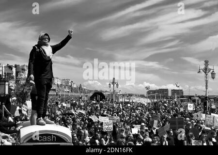 Black Lives Matter en noir et blanc - manifestant debout au-dessus de la foule avec le poing levé Banque D'Images