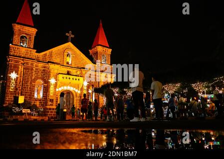 Mandaluyong, région de la capitale nationale, Philippines. 17 décembre 2020. Noël Novena la messe de nuit commence cette semaine pendant 9 jours jusqu'à Noël et les churchgoers assistent à la messe à l'extérieur de l'église le 17 décembre 2020. Crédit : George BUID/ZUMA Wire/Alay Live News Banque D'Images