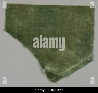 Fragment, Moyen: Soie, coton technique: Velours de chaîne supplémentaire coupé, fragment de velours vert Uni coupé. Toile de fond en coton., France, XVIIIe siècle, textiles tissés, fragment Banque D'Images