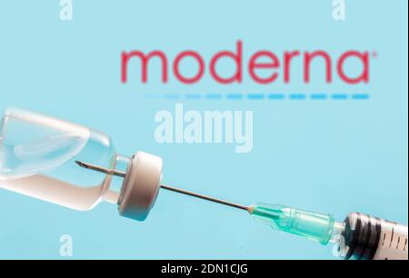 Athènes, Grèce. 17 décembre 2020. Logo MODERNA sur fond bleu. Vaccin Covid19 flacon et seringue, concept d'immunisation contre le coronavirus Banque D'Images