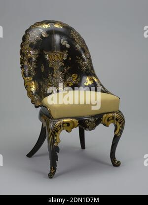 Chaise, paper-mâché moulé, incrusté de nacre, peint et doré, chaise latérale, avec bras de cheminée moulés en une seule pièce à dos arrondi avec rebord roulé et festonné; pattes de cabriole; siège coulissant (capitonné en décembre 1967). Sol noir avec des motifs dorés de renaissance rococo, incrustation nacre: Motif central - fontaine, oiseaux et papillon., probablement Birmingham, Angleterre, ca. 1844, mobilier, arts décoratifs, président Banque D'Images