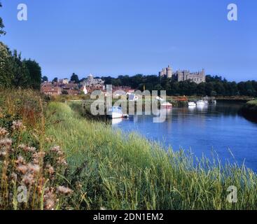 Château pittoresque d'Arundel, vue sur la rivière Arun. West Sussex. Angleterre du Sud. ROYAUME-UNI Banque D'Images