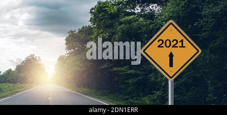2021 concept, highway sign in road ahead 2021 way Banque D'Images