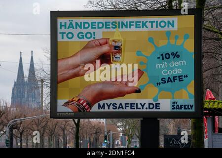 PANNEAU D'affichage LED, avec publicité numérique pour désinfectant pour les mains, sur Konrad-Adenauer-Ufer à Cologne, NRW, Allemagne, Banque D'Images