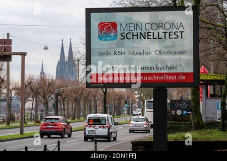 PANNEAU D'affichage À LED, avec publicité numérique pour les tests rapides Corona, dans le centre d'essai de Cologne, sur Konrad-Adenauer-Ufer à Cologne, NRW, Allemagne, Banque D'Images