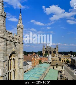 Vue aérienne de la cathédrale de Peterborough, de l'église Saint-Jean-Baptiste, de la place de la cathédrale et de la porte. Cambridgeshire, Angleterre, Royaume-Uni Banque D'Images