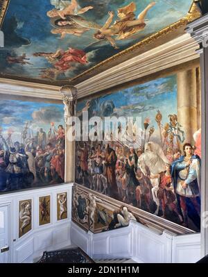 Le grand escalier du château de Kimbolton conçu par Henry Bell et peint en 1708 par Antonio Pellegrini, Cambridgeshire, Angleterre, Royaume-Uni Banque D'Images