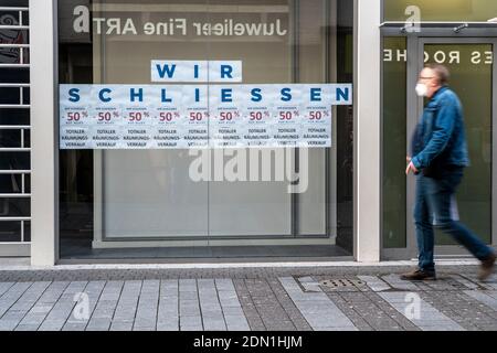 First day of the Christmas Lockdown in the Corona Crisis, Hohe Strasse shopping street in the city centre, clearance sale, shops closed, hardly any pa Banque D'Images