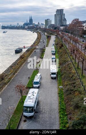 Parking camping-car à Konrad-Adenauer-Ufer, sur le Rhin à Cologne, en Allemagne Banque D'Images