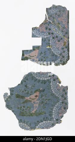 New Hampshire Bird, imprimé en bloc sur du papier fait à la main, au centre d'un médaillon à motif floral, perche un oiseau rose avec des marques vertes. Imprimé en rose, vert verni et blanc sur fond bleu foncé. Deux pièces du document original pour 'New Hampshire Bird.', USA, ca. 1810, revêtements muraux, flanc, flanc Banque D'Images