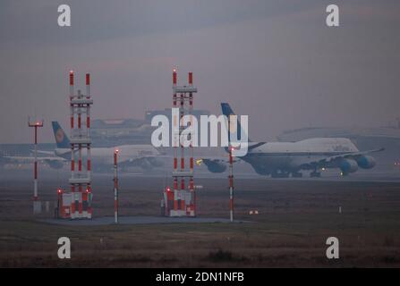 17 décembre 2020, Hessen, Francfort-sur-le-main : les avions passagers de Lufthansa temporairement inactifs se trouvent dans un brouillard dense sur la piste nord-ouest de l'aéroport de Francfort. Pour la deuxième fois cette année, la piste est utilisée comme terrain de stationnement en raison de la corona dans l'industrie de l'aviation. Photo : Boris Roessler/dpa Banque D'Images