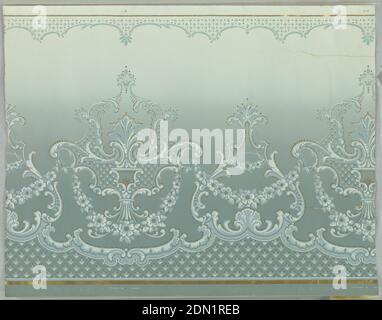Papier pour flanc, frise et plafond, Frederick Beck & Co., 1860, imprimé à la machine, floral bleu clair, blanc et or métallique avec scrollwork sur sol gris-bleu., New York, États-Unis, 1890–1920, revêtements muraux, flanc, frise et papier de plafond Banque D'Images