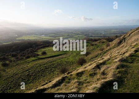 Vue à distance de l'hippodrome de Cheltenham depuis Cleve Hill le 22 novembre 2020 à Cheltenham, Royaume-Uni. Cheltenham Racecourse à Prestbury Park, près de Cheltenham, Gloucestershire, accueille les courses hippiques National Hunt. Sa réunion la plus prestigieuse est le Cheltenham Festival, qui a eu lieu en mars, qui présente plusieurs courses de Grade I, y compris la Cheltenham Gold Cup. Banque D'Images