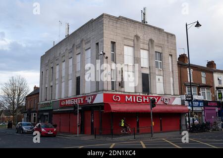 Alors que le deuxième confinement national se poursuit à peine une semaine avant le début du nouveau système à trois niveaux à Sparkhill, car tous les magasins non essentiels sont fermés avec des volets le 24 novembre 2020 à Birmingham, au Royaume-Uni. Le verrouillage national est un coup énorme pour l'économie et pour les entreprises individuelles qui étaient déjà aux prises avec des services limités. Banque D'Images