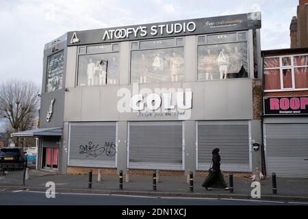 Alors que le deuxième confinement national se poursuit à peine une semaine avant le début du nouveau système à trois niveaux à Sparkhill, tous les magasins non essentiels comme ces boutiques de mode sont fermés avec des volets le 24 novembre 2020 à Birmingham, au Royaume-Uni. Le verrouillage national est un coup énorme pour l'économie et pour les entreprises individuelles qui étaient déjà aux prises avec des services limités. Banque D'Images