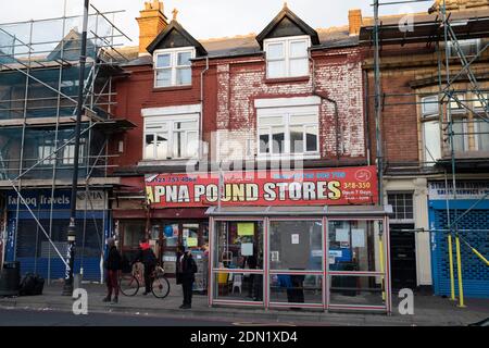 While the second national lockdown continues with just a week before the new three tier system begins in Sparkhill the local pound shop remains open as all non-essential shops are closed on 24th November 2020 in Birmingham, United Kingdom. The national lockdown is a huge blow to the economy and for individual businesses who were already struggling with only offering limited services. Banque D'Images