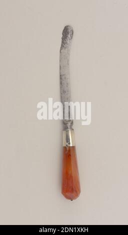 Couteau et fourchette à poignée agate, avec gaine en peau de requin, acier, argent, lame agate, lame en forme de sabre, traversin arrondi. Ferrule argentée simple, manche à évasement à facettes, petite broche métallique sur le dessus de la poignée., Angleterre, 1675–1700, couverts, Arts décoratifs, couteau, couteau Banque D'Images