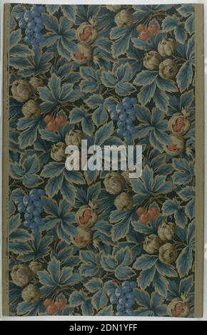 Flanc, imprimé et gaufré à la machine, pleine largeur, donnant une répétition et demie d'un motif de feuillage dense avec des grappes de cerises et d'autres fruits, dans des couleurs de moindre intensité, contre un champ bleu-noir, les feuilles soulignées dans le Havane neutre. Papier gaufré en traits verticaux relevés, en bandes à chevron. (Papier Cheviot)., France, 1875–85, revêtements muraux, flanc Banque D'Images