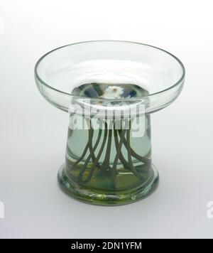 Footed bowl, Tiffany & Company, American, established 1853, Mold-blown favrile glass, Pale green, shallow bowl on wide tapered pedestal base with occlusions of white flowers with yellow and white centers and dark green stems and dark blue leaves 'floating' in solid glass. Ground pontil., New York, NY, USA, 1913–16, glasswares, Decorative Arts, Footed bowl Stock Photo