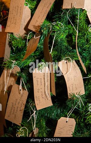 Royaume-Uni, Angleterre, Derbyshire, Edensor, Chatsworth House à Noël, étiquettes de bagages écrites à la main des messages de souvenir accrochés à l'arbre Banque D'Images
