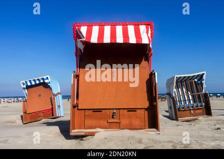 Chaises de plage colorées sur une plage de sable contre un ciel bleu Allemagne plage de sable Allemagne Warnemunde Banque D'Images