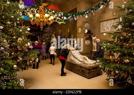 Royaume-Uni, Angleterre, Derbyshire, Edensor, Chatsworth House Sculpture Gallery à Noël, personnes en visite pour voir des décorations Banque D'Images