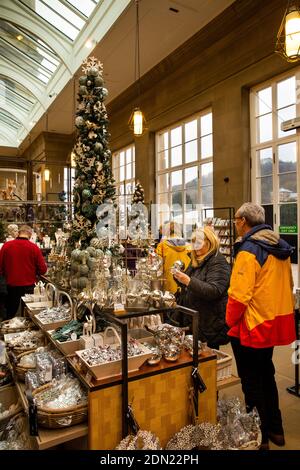 Royaume-Uni, Angleterre, Derbyshire, Edensor, Chatsworth House à Noël, boutique de cadeaux, visiteurs à la recherche de cadeaux Banque D'Images